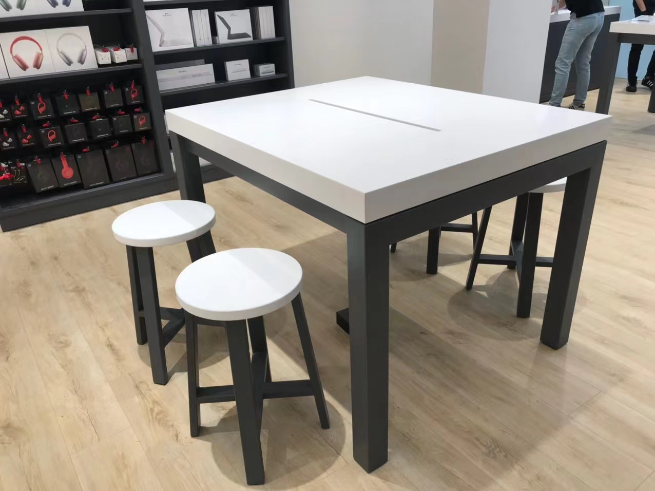 Folha de superfície sólida para bancada da Apple Store